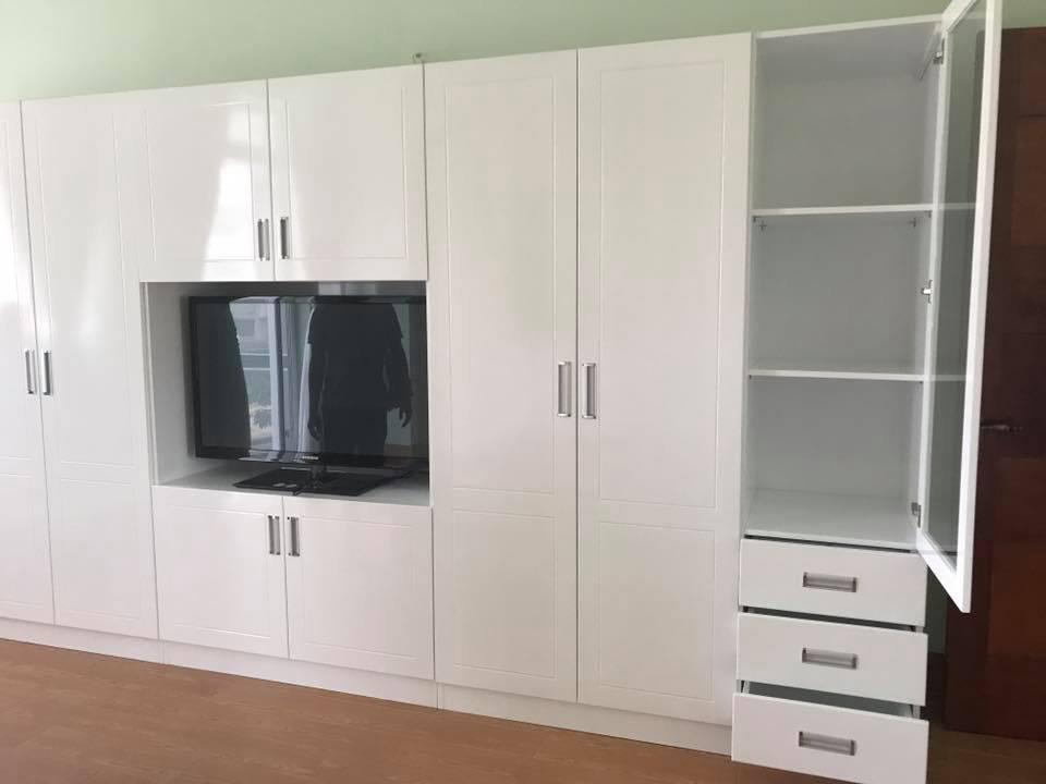 Mẫu tủ quần áo Acrylic kết hợp kệ ti vi mang tầm cao mới cho không gian phòng ngủ