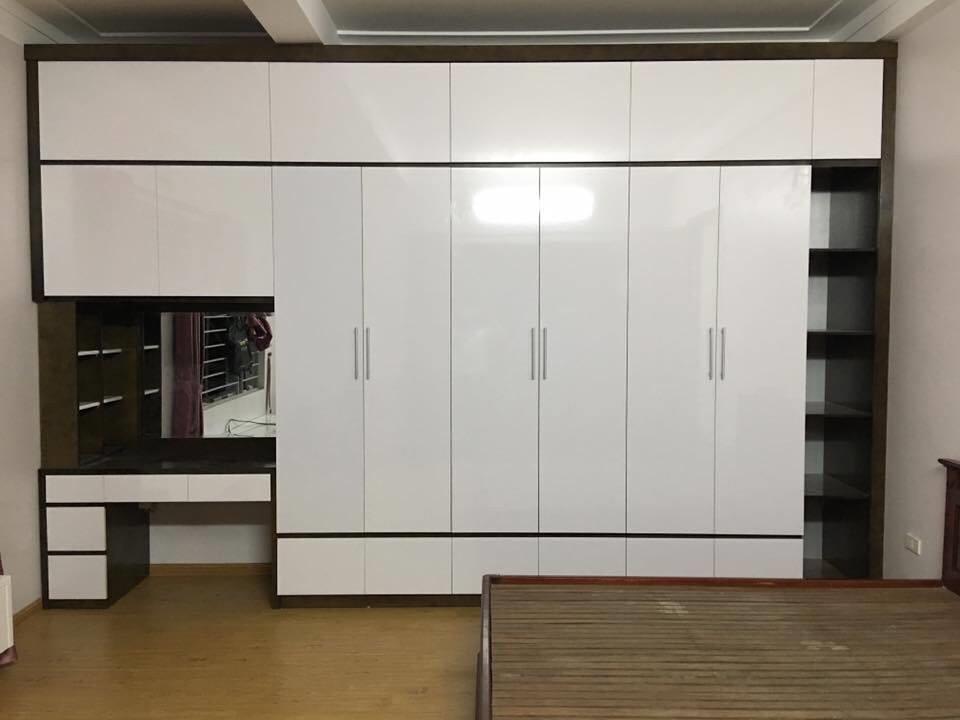 Mẫu tủ quần áo Acrylic trắng kết hợp bàn trang điểm sang trọng