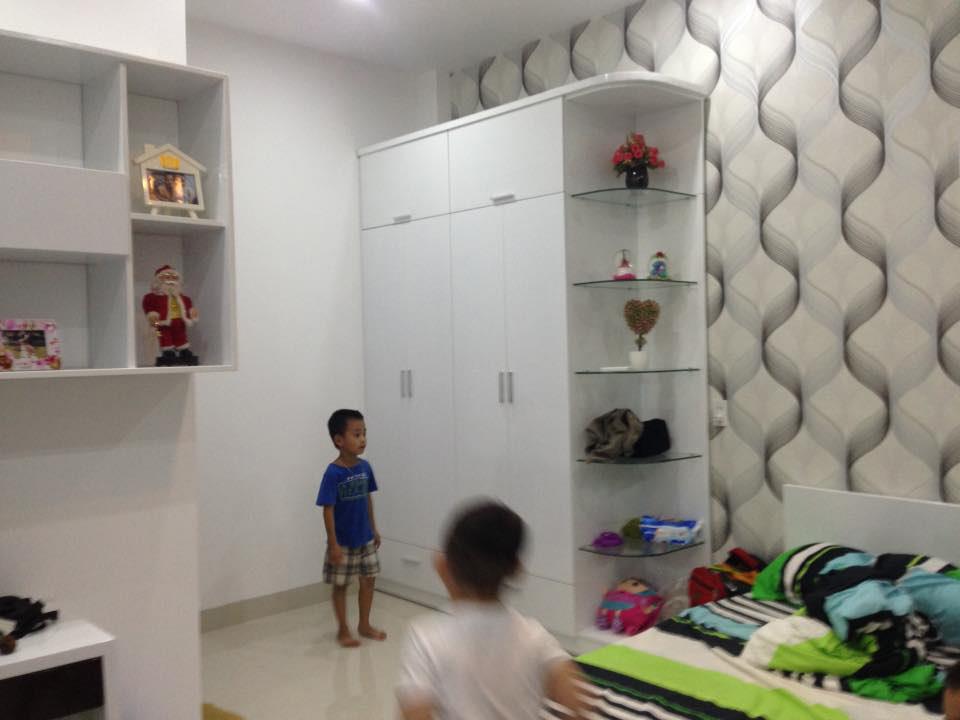 Mẫu tủ quần áo kết hợp kệ trang trí bằng kính trong hiện đại
