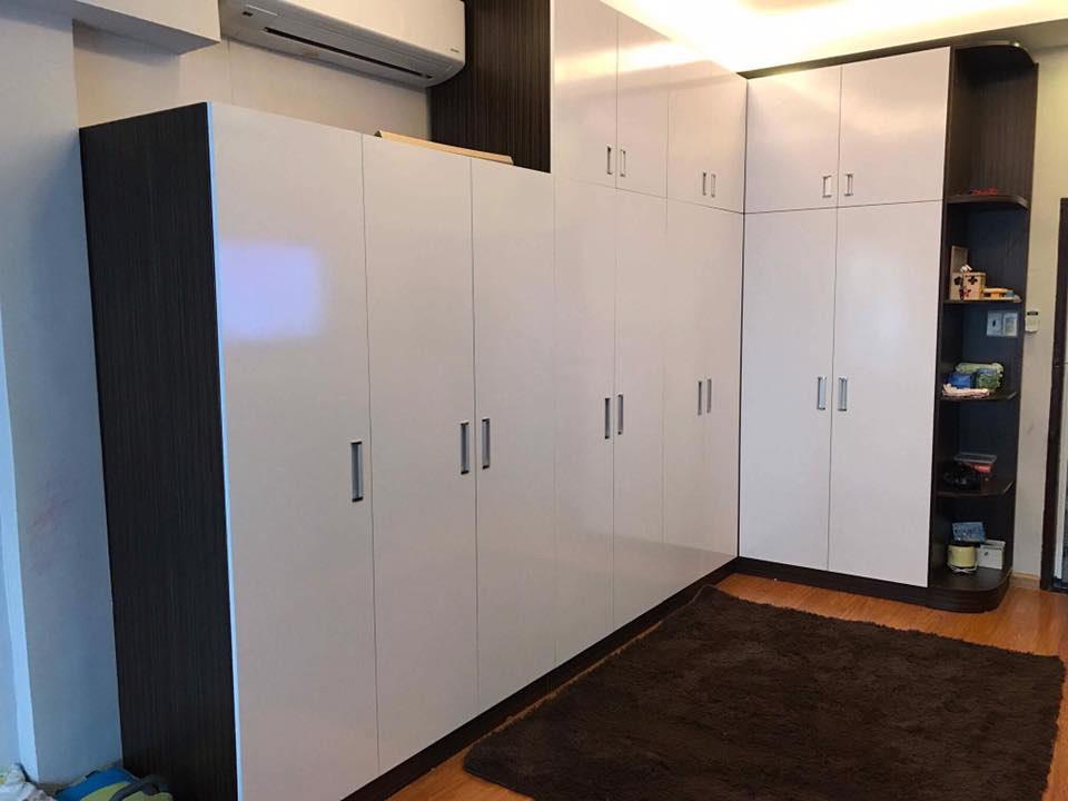 Thiết kế tủ quần áo Acrylic đụng trần cửa mở cho không gian phòng ngủ hiện đại