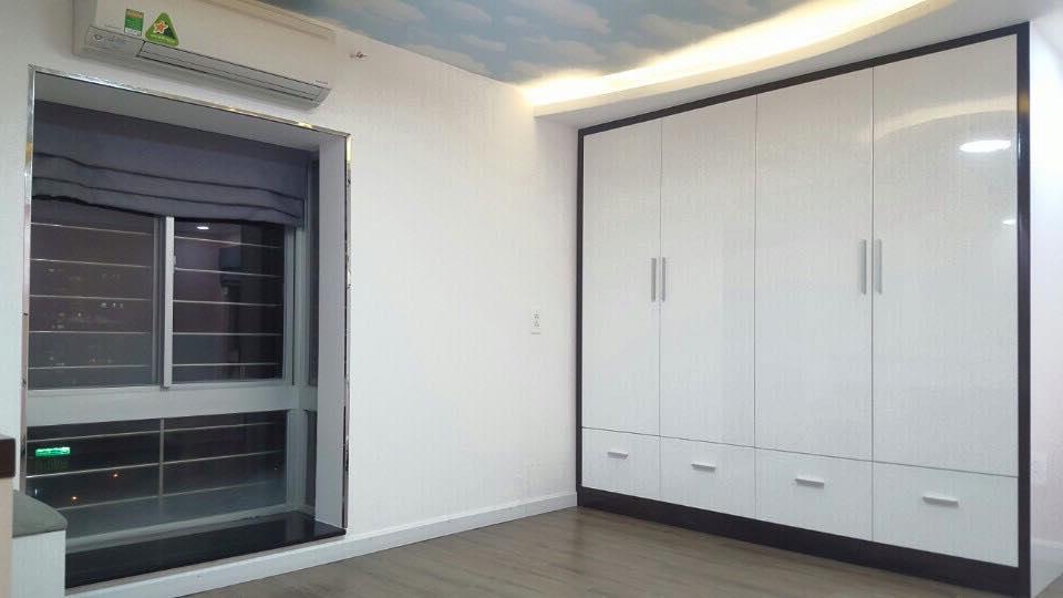 Thiết kế tủ quần áo Acrylic trắng đụng trần đẹp, sang trọng