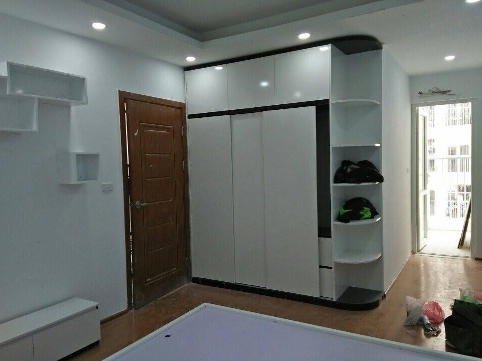Thiết kế tủ quần áo màu trắng kich trần đơn giản, sang trọng