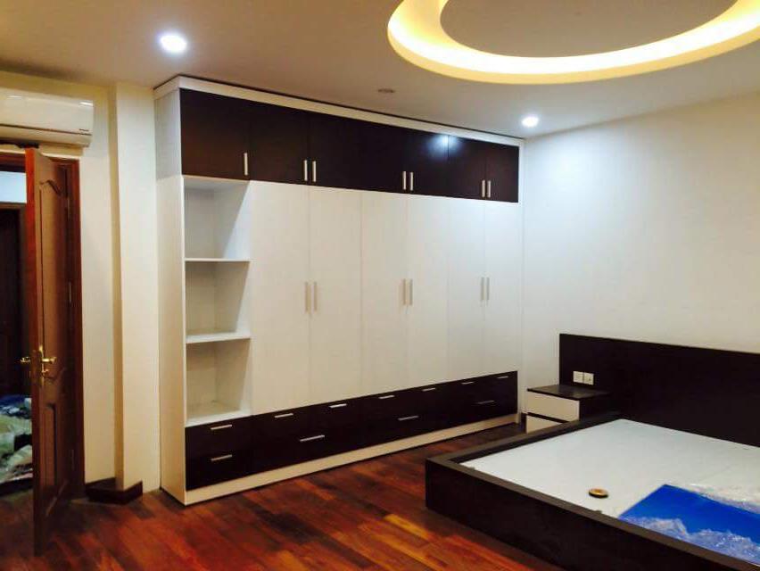 Tỉ quần áo Acrylic thiết kế đụng trần trắng đen sang trọng