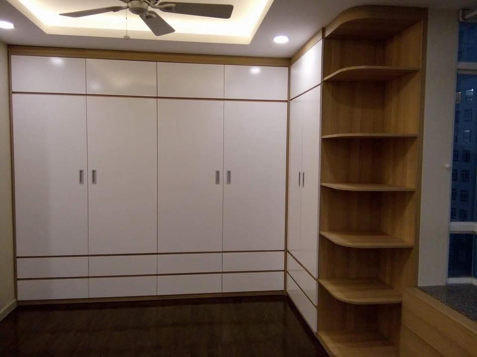 Tủ quần áo chữ L cánh màu trắng xen lẫn màu gỗ làm phòng ngủ thêm tinh tế