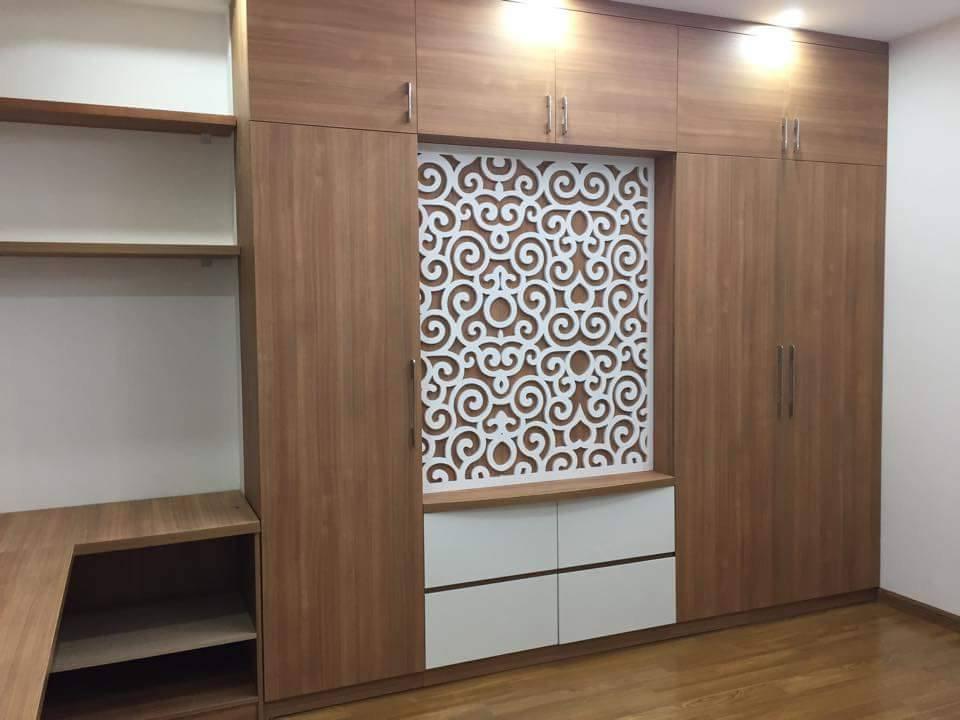 Tủ quần áo thiết kế kết hợp vách ngăn hoa văn đẹp mắt, vân gỗ tự nhiên sang trọng