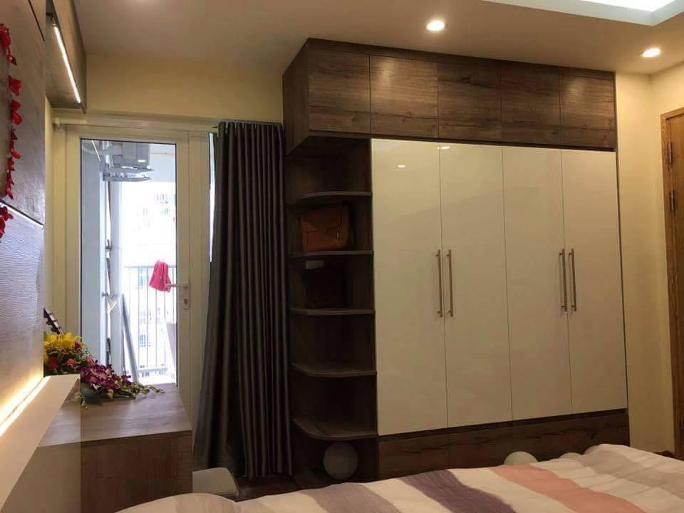 Tủ quần áo vân gỗ trắng kết hợp kệ trang trí cho không gian phòng ngủ chung cư sang trọng
